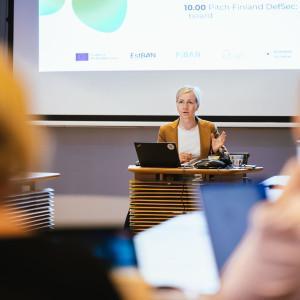 FiBANin toimitusjohtaja Tiina Laisi-Puheloinen johti puolustusalan keskustelua yhdessä Tesin kanssa järjestetyssä tilaisuudessa.