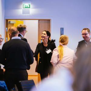 FiBANin yhdessä Tesin kanssa järjestämässä DefSec Roundtable -tilaisuudessa sijoittajat, media ja kansanedustajat etsivät ratkaisuja puolustusalan startupien rahoituksen pullonkauloihin.